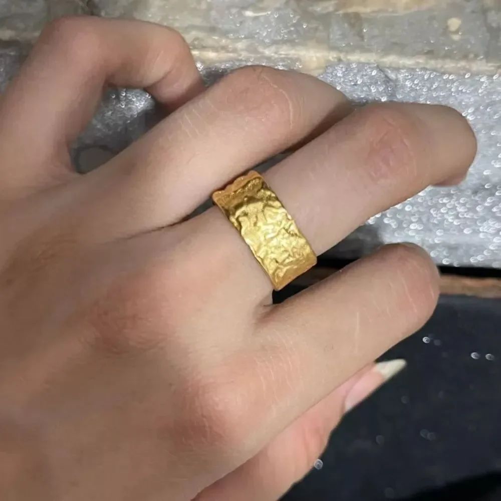 The Texture Band Ring in gold - Picture 5 of 6